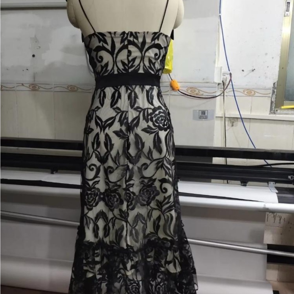 Elegant Black Floral Lace Dress - Picture 4 of 8
